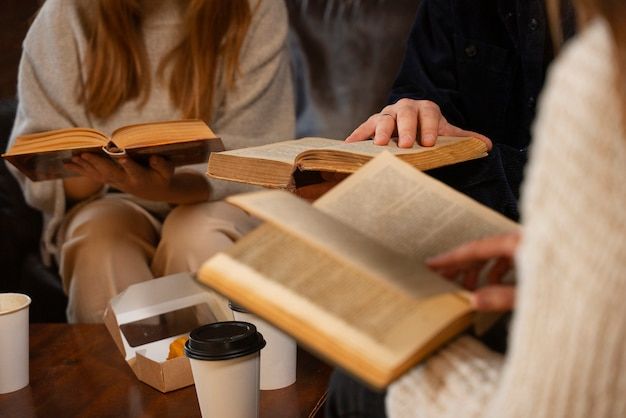 Persona leyendo un libro en un espacio tranquilo
