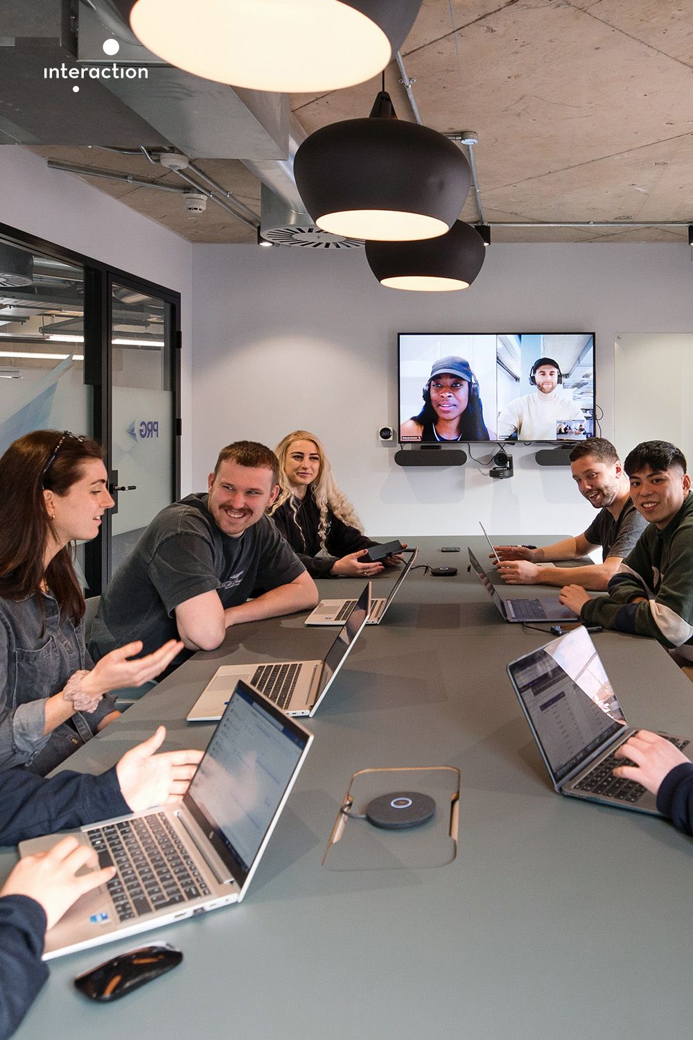 Equipo en espacio de trabajo colaborativo